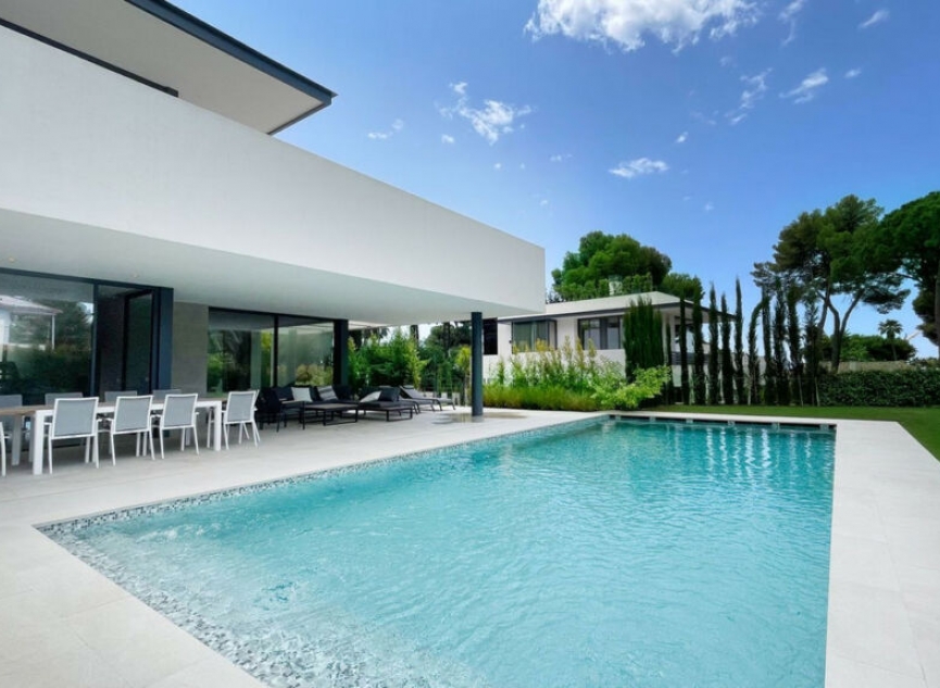 Resale - House -
The Golden Mile