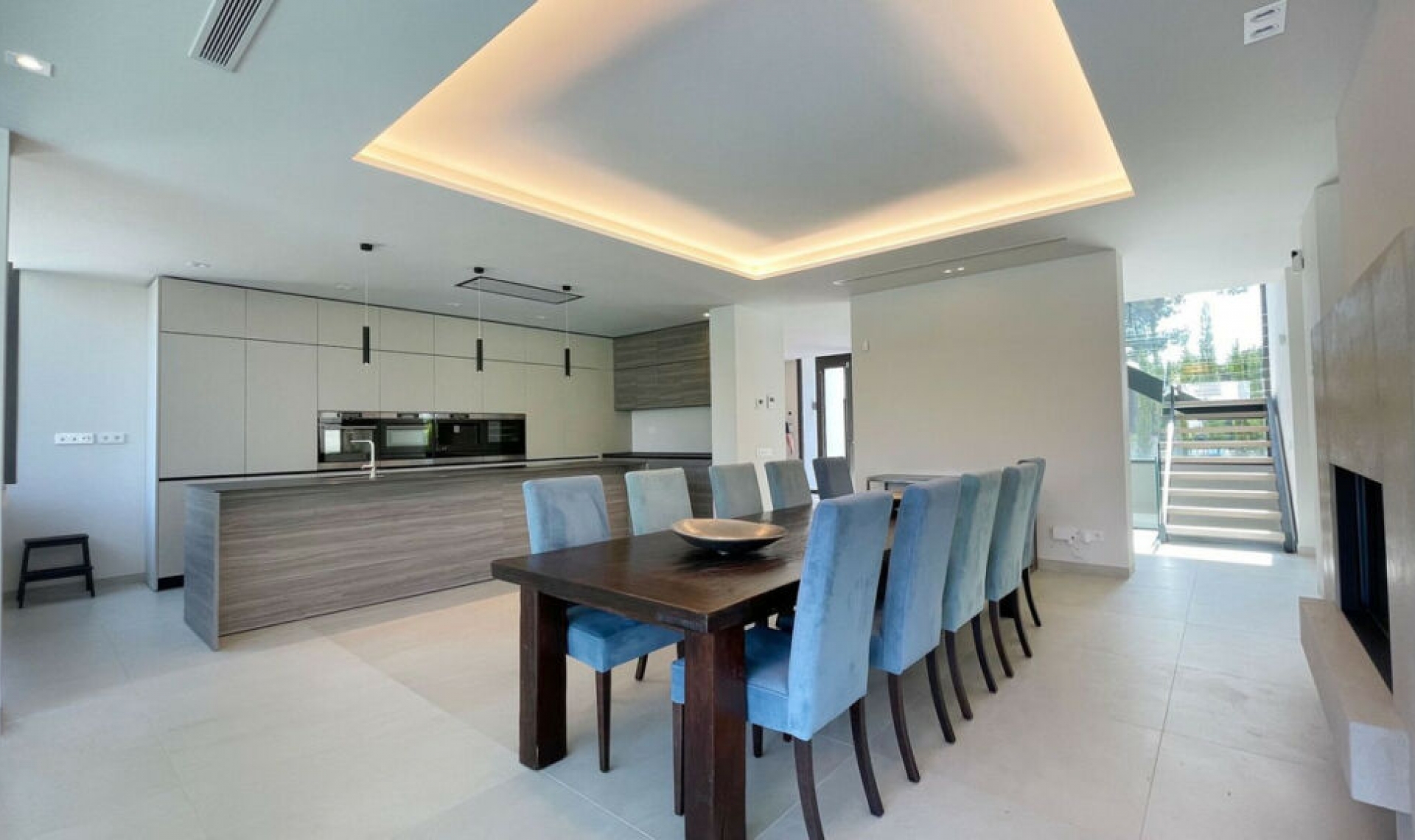 Resale - House -
The Golden Mile