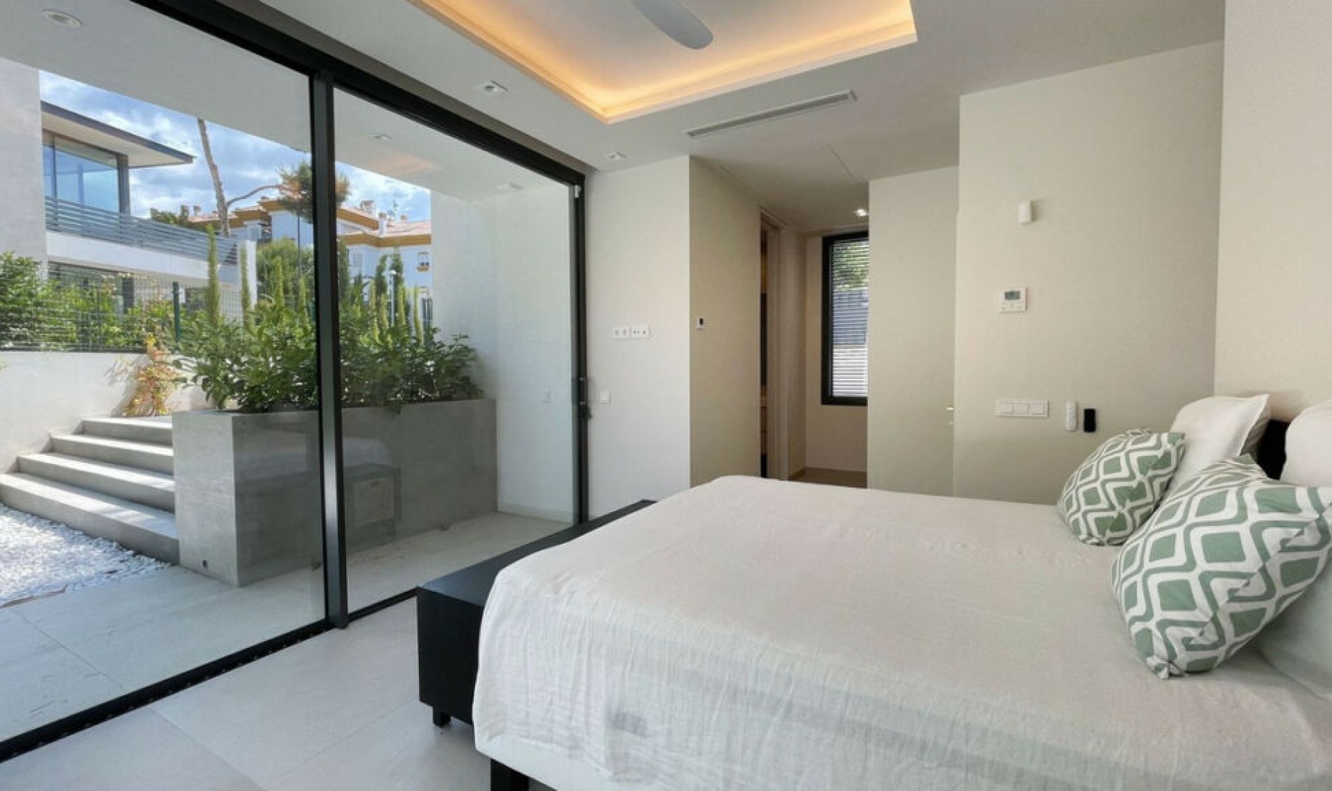 Resale - House -
The Golden Mile