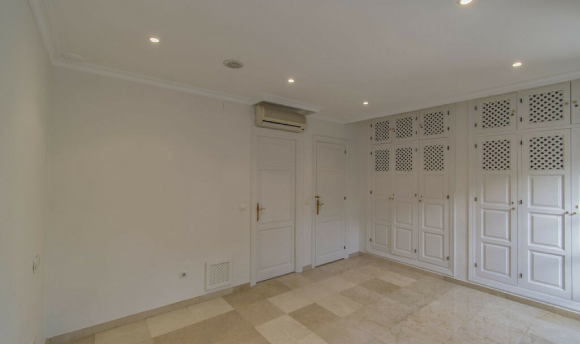 Resale - House -
The Golden Mile