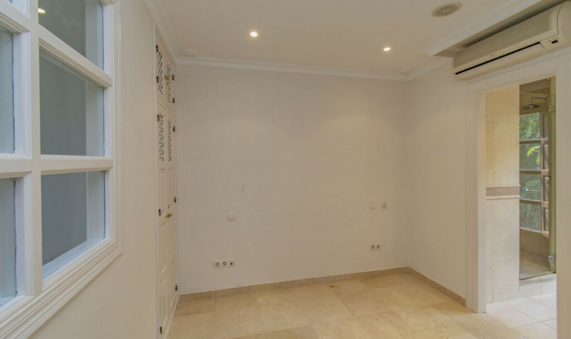 Resale - House -
The Golden Mile