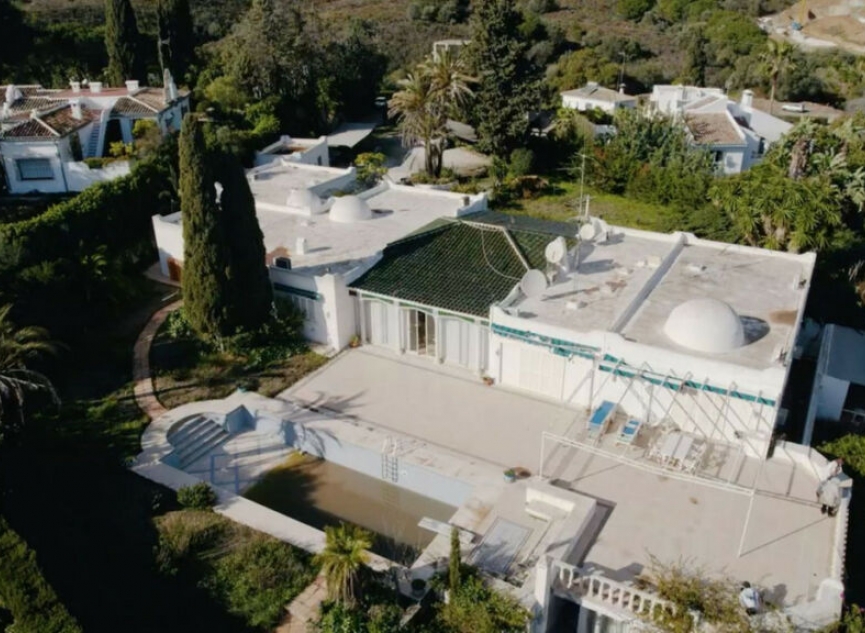 Resale - House -
The Golden Mile