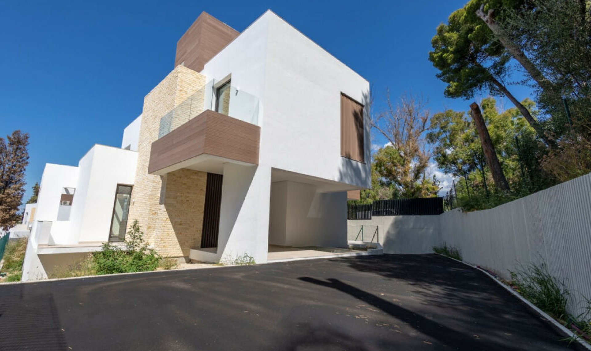 Resale - House -
The Golden Mile