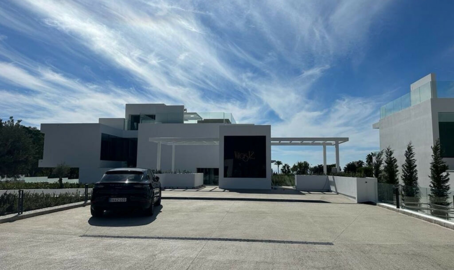 Resale - House -
The Golden Mile