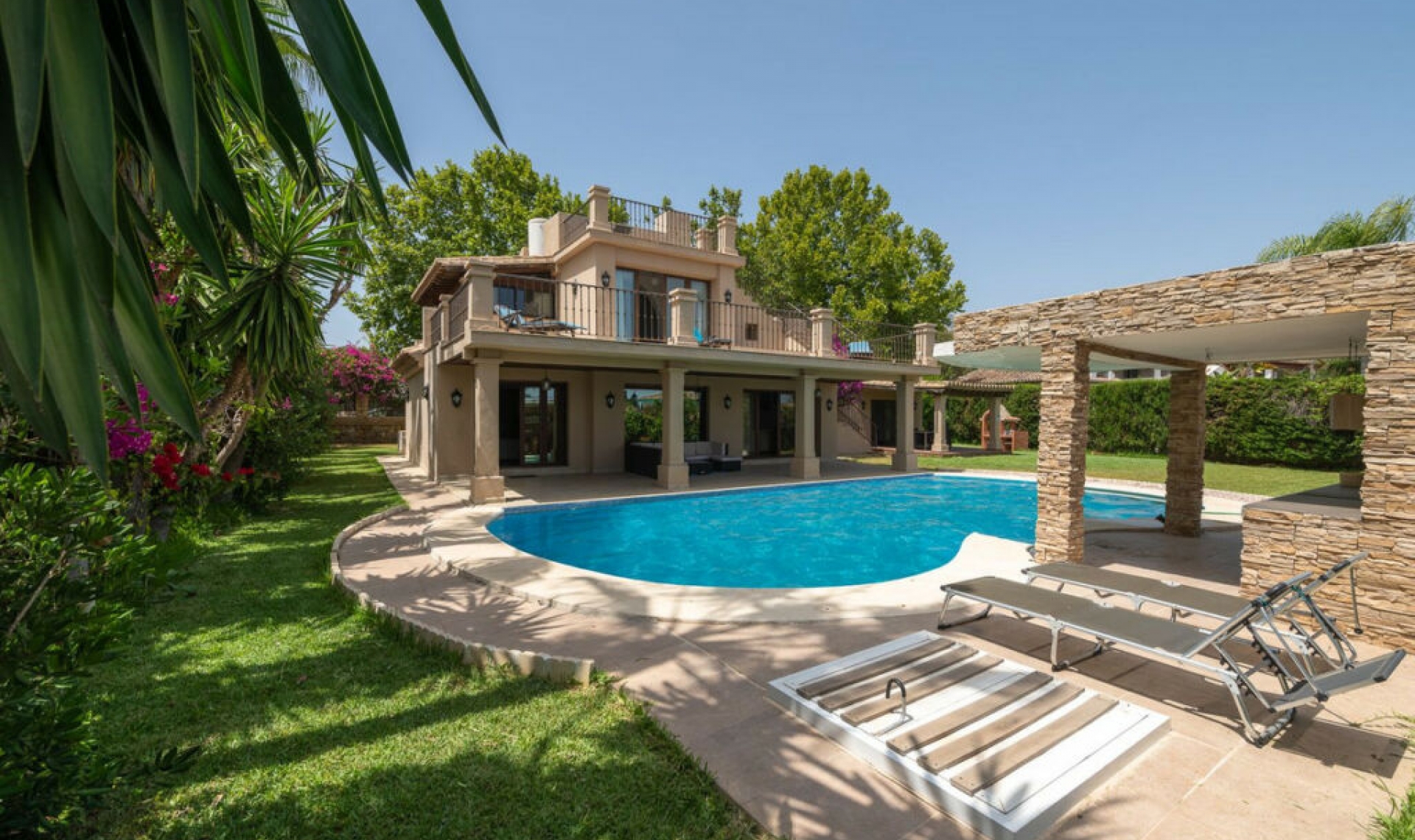 Resale - House -
The Golden Mile