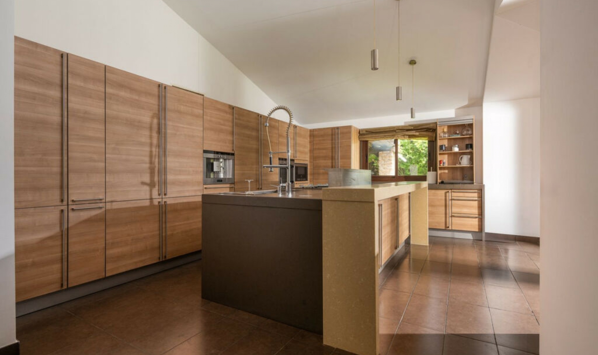 Resale - House -
The Golden Mile