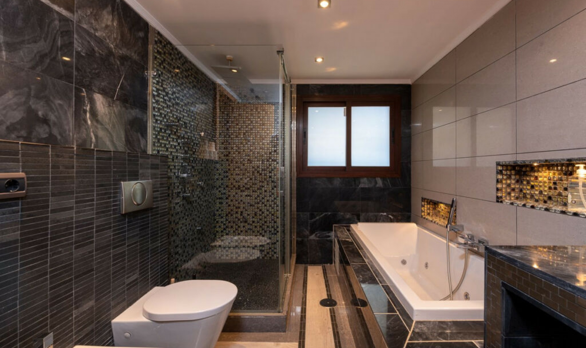 Resale - House -
The Golden Mile