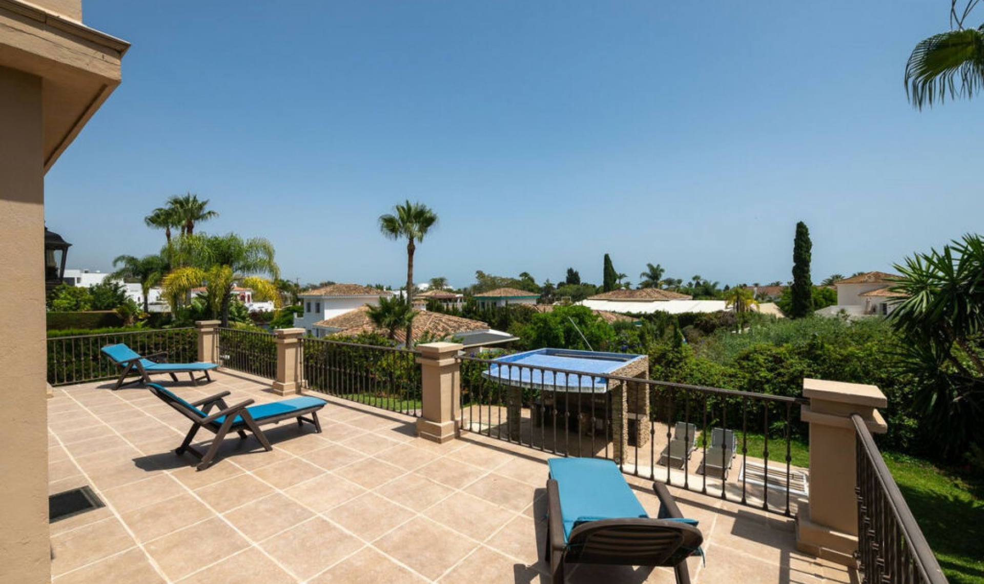 Resale - House -
The Golden Mile