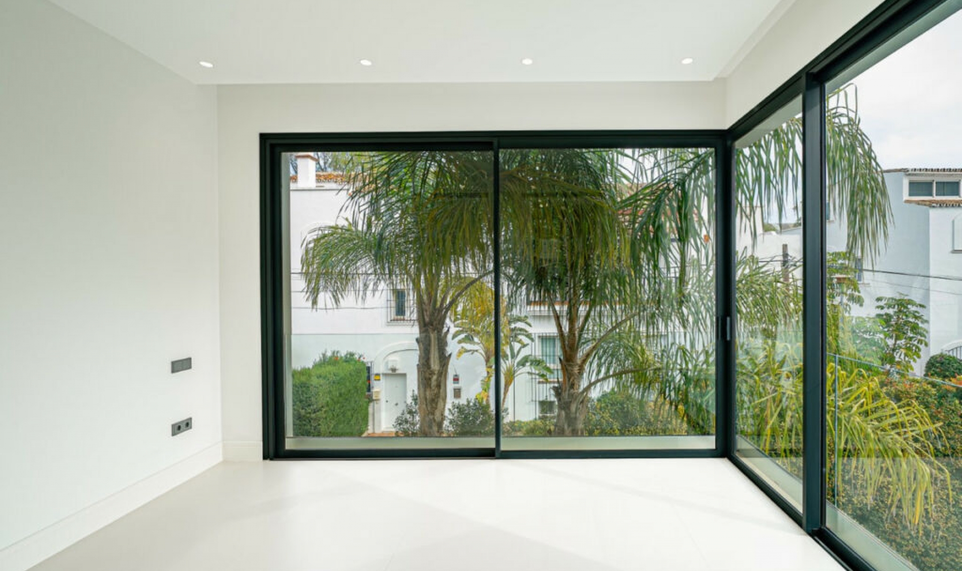 Resale - House -
The Golden Mile