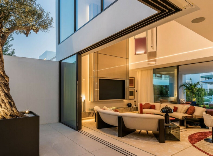 Resale - House -
The Golden Mile