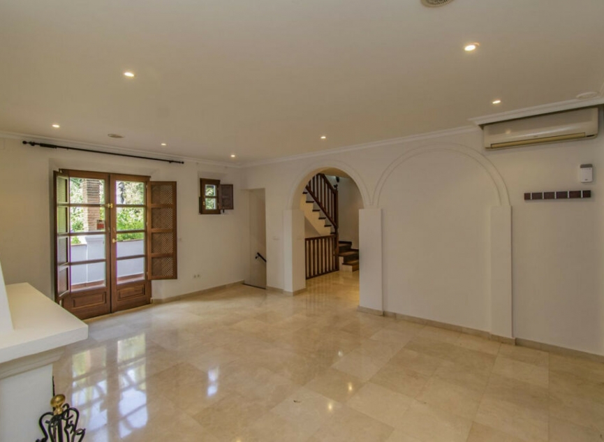 Resale - House -
The Golden Mile