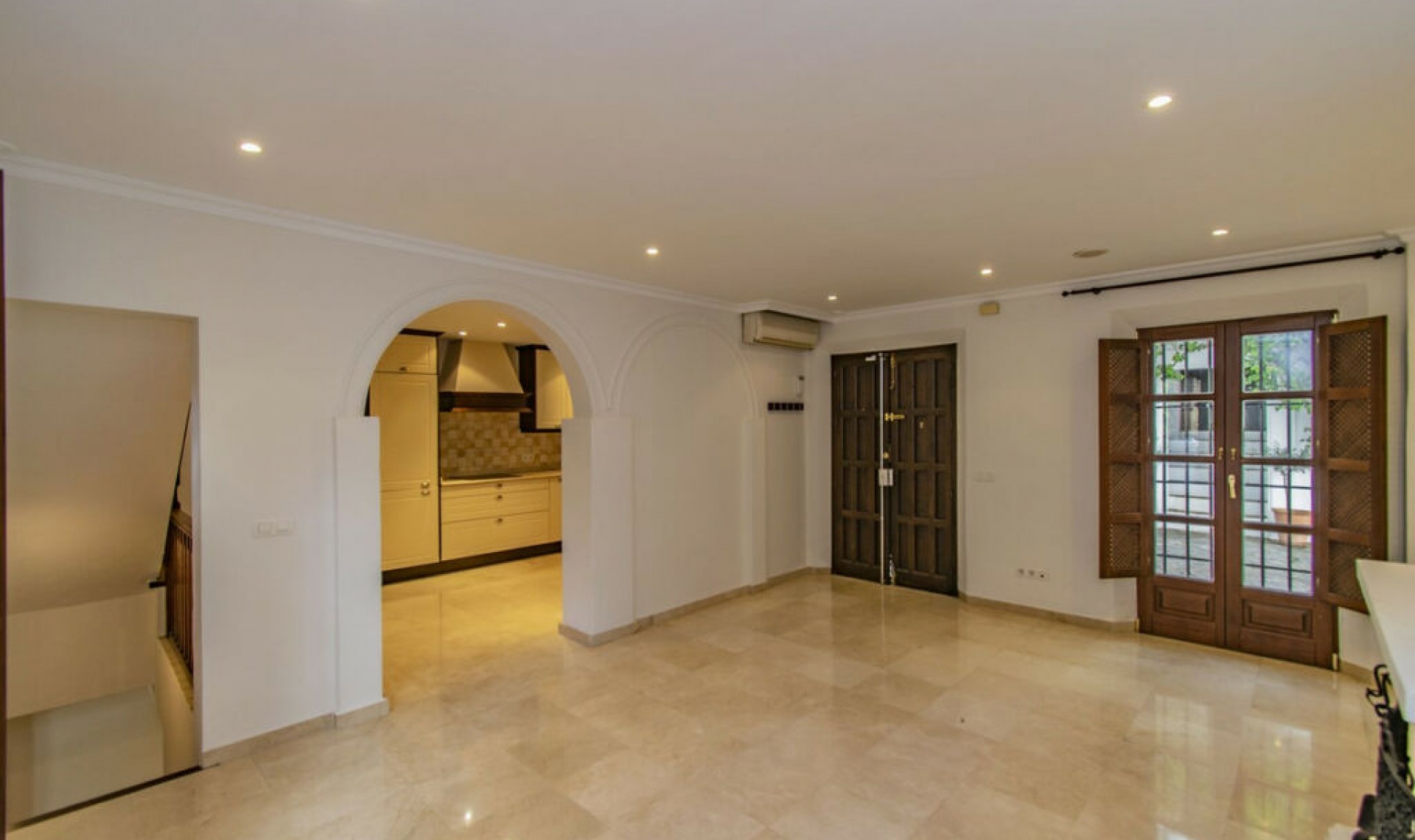 Resale - House -
The Golden Mile