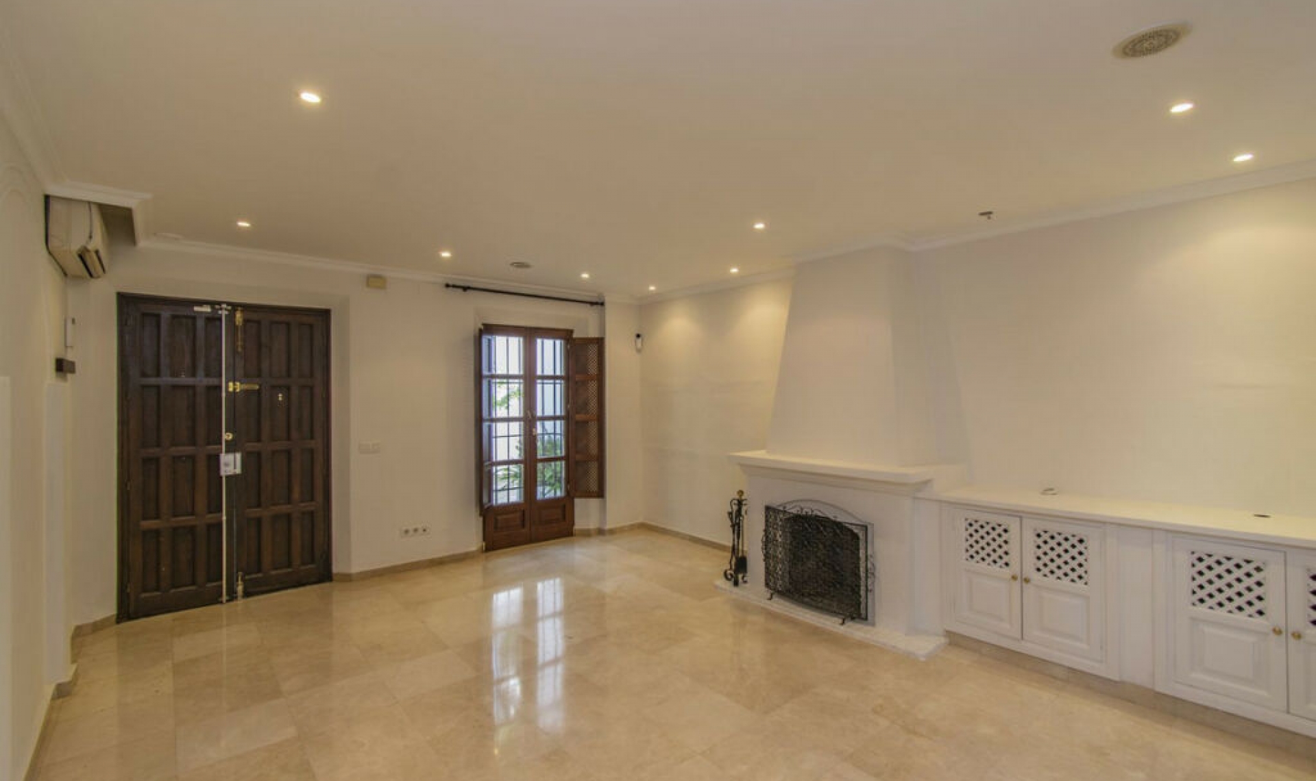 Resale - House -
The Golden Mile