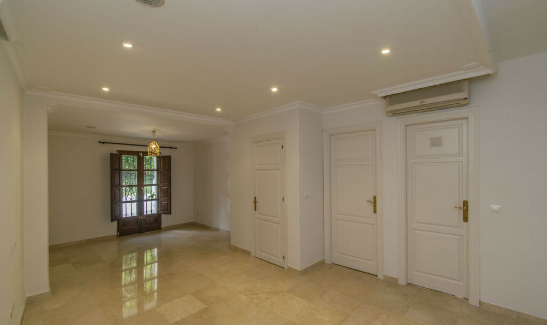 Resale - House -
The Golden Mile