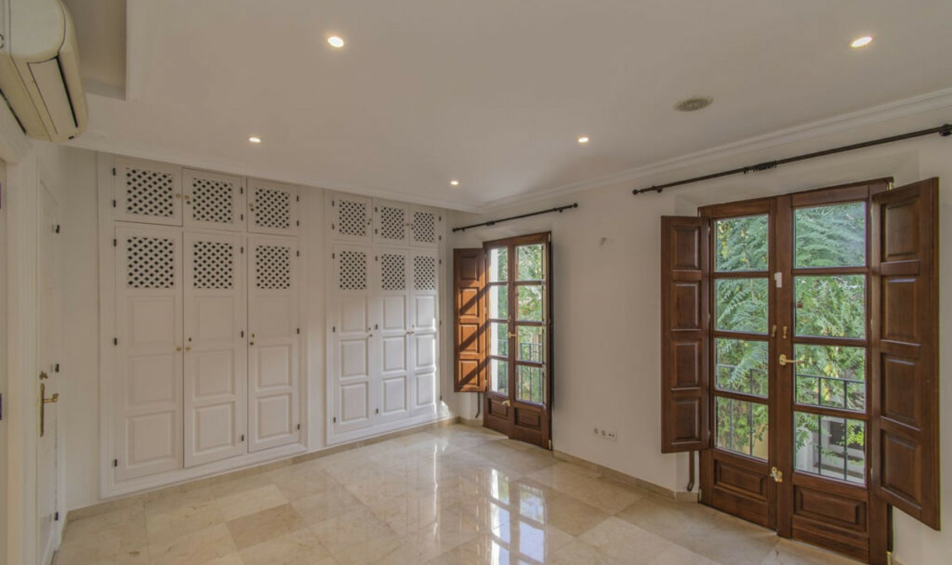 Resale - House -
The Golden Mile