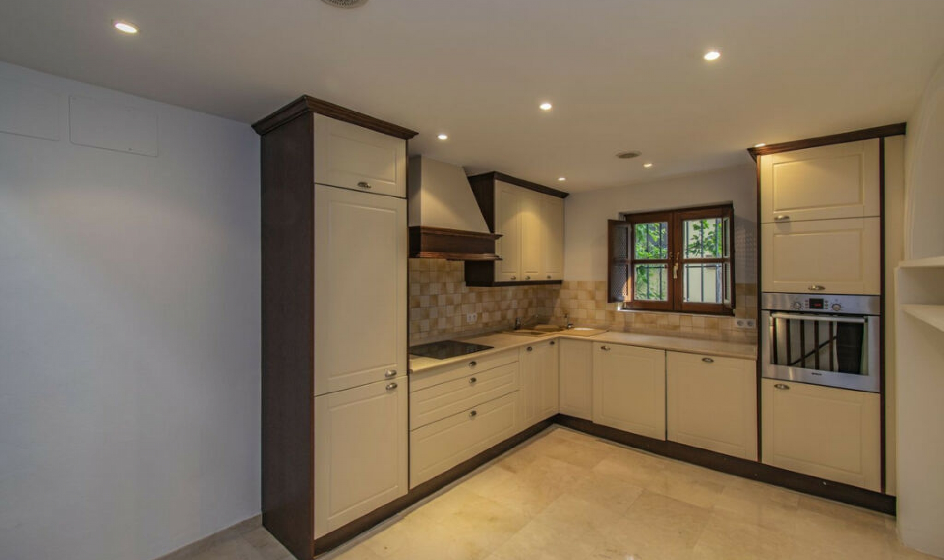 Resale - House -
The Golden Mile