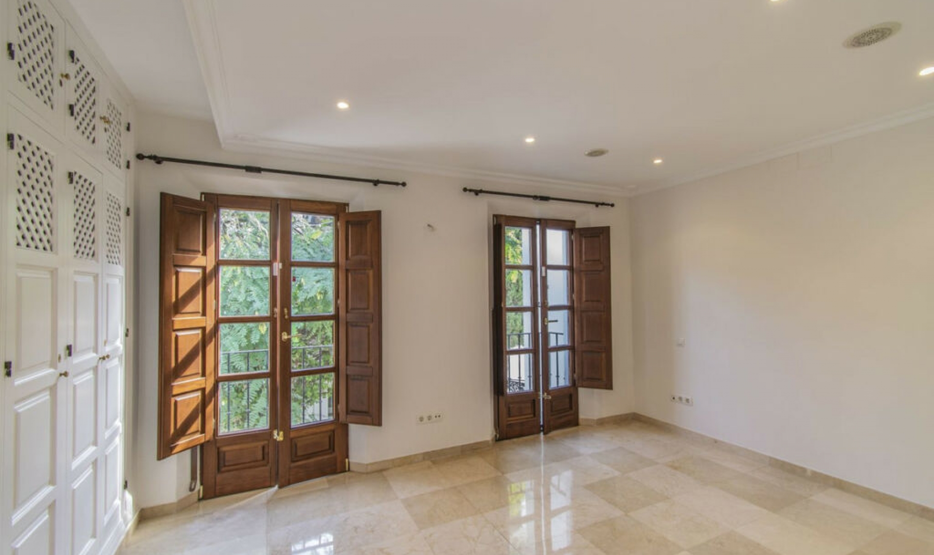 Resale - House -
The Golden Mile