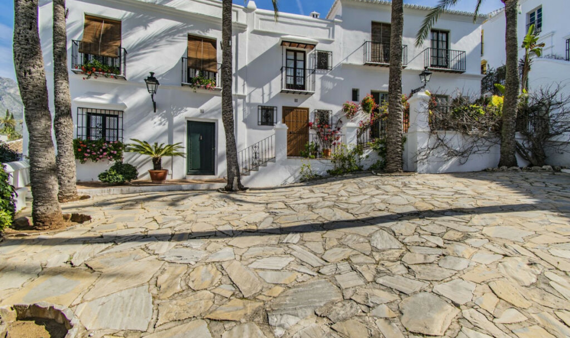 Resale - House -
The Golden Mile
