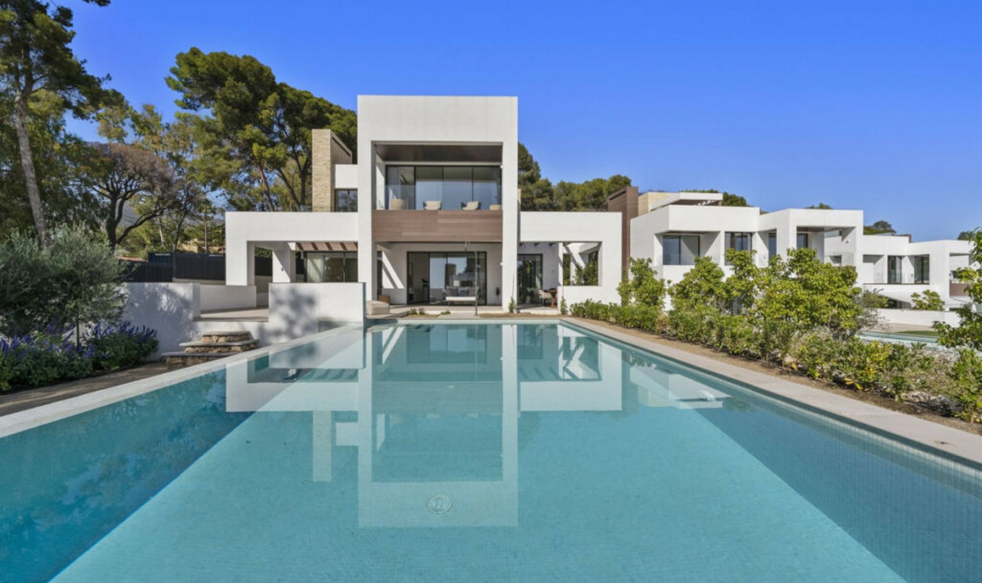 Resale - House -
The Golden Mile