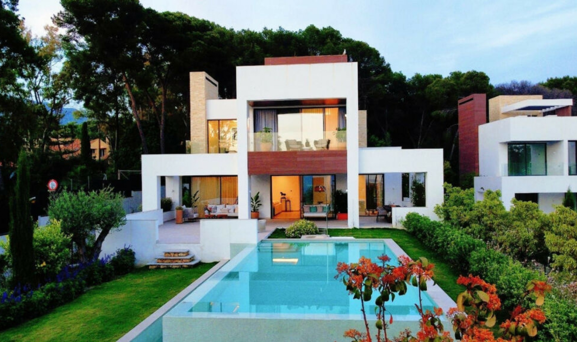 Resale - House -
The Golden Mile