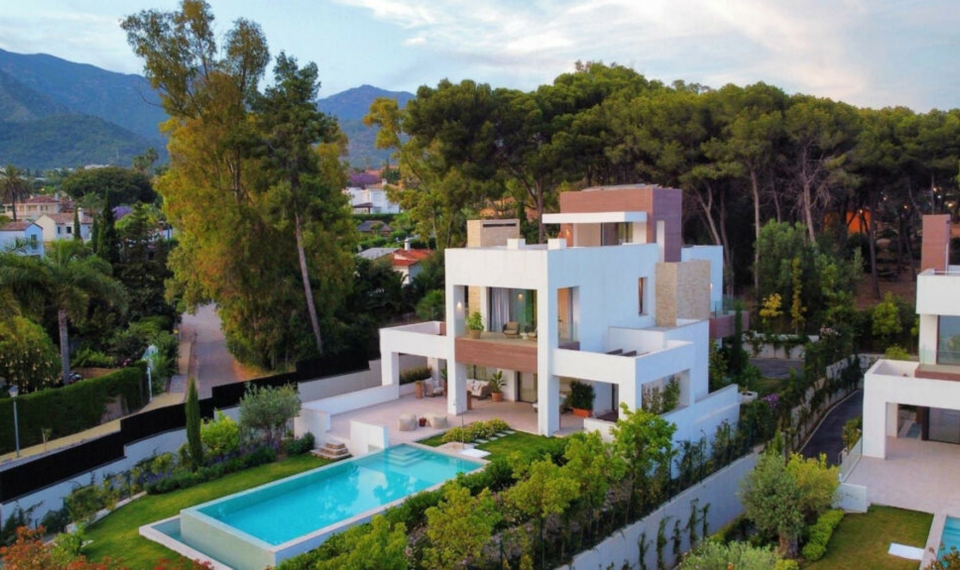 Resale - House -
The Golden Mile