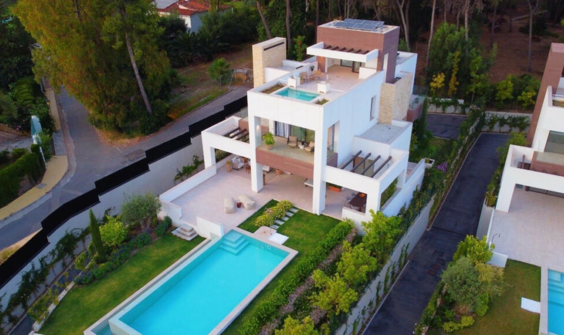 Resale - House -
The Golden Mile