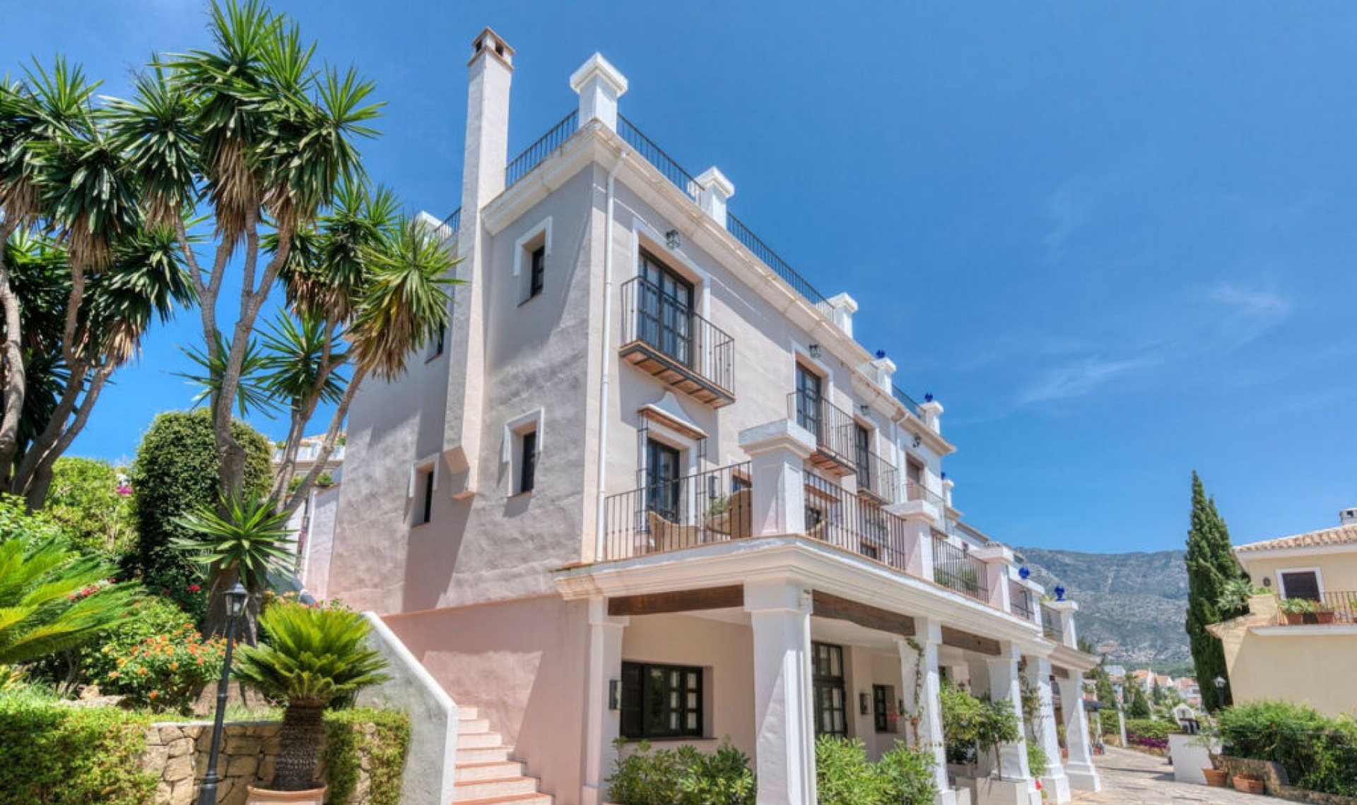 Resale - House -
The Golden Mile