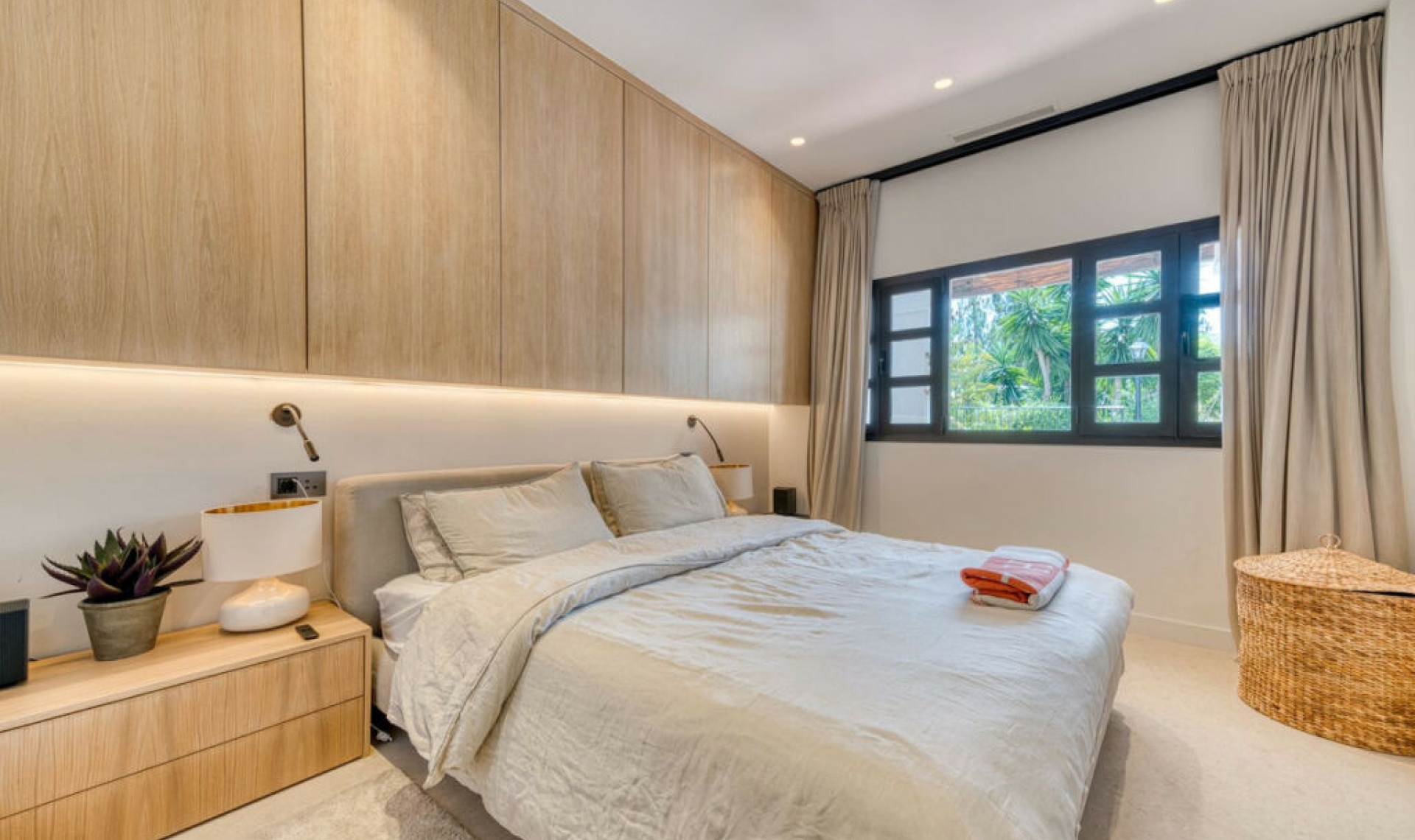 Resale - House -
The Golden Mile