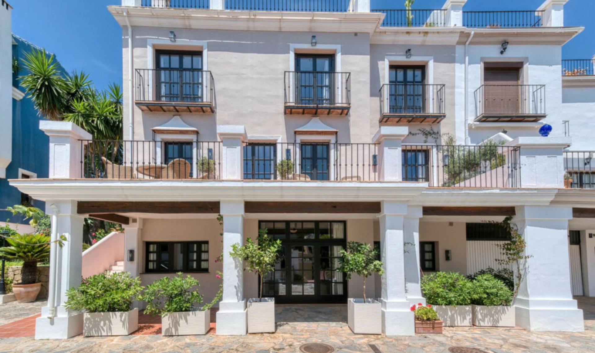 Resale - House -
The Golden Mile