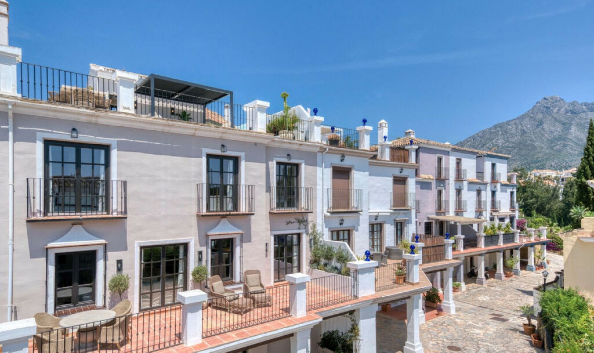 Resale - House -
The Golden Mile