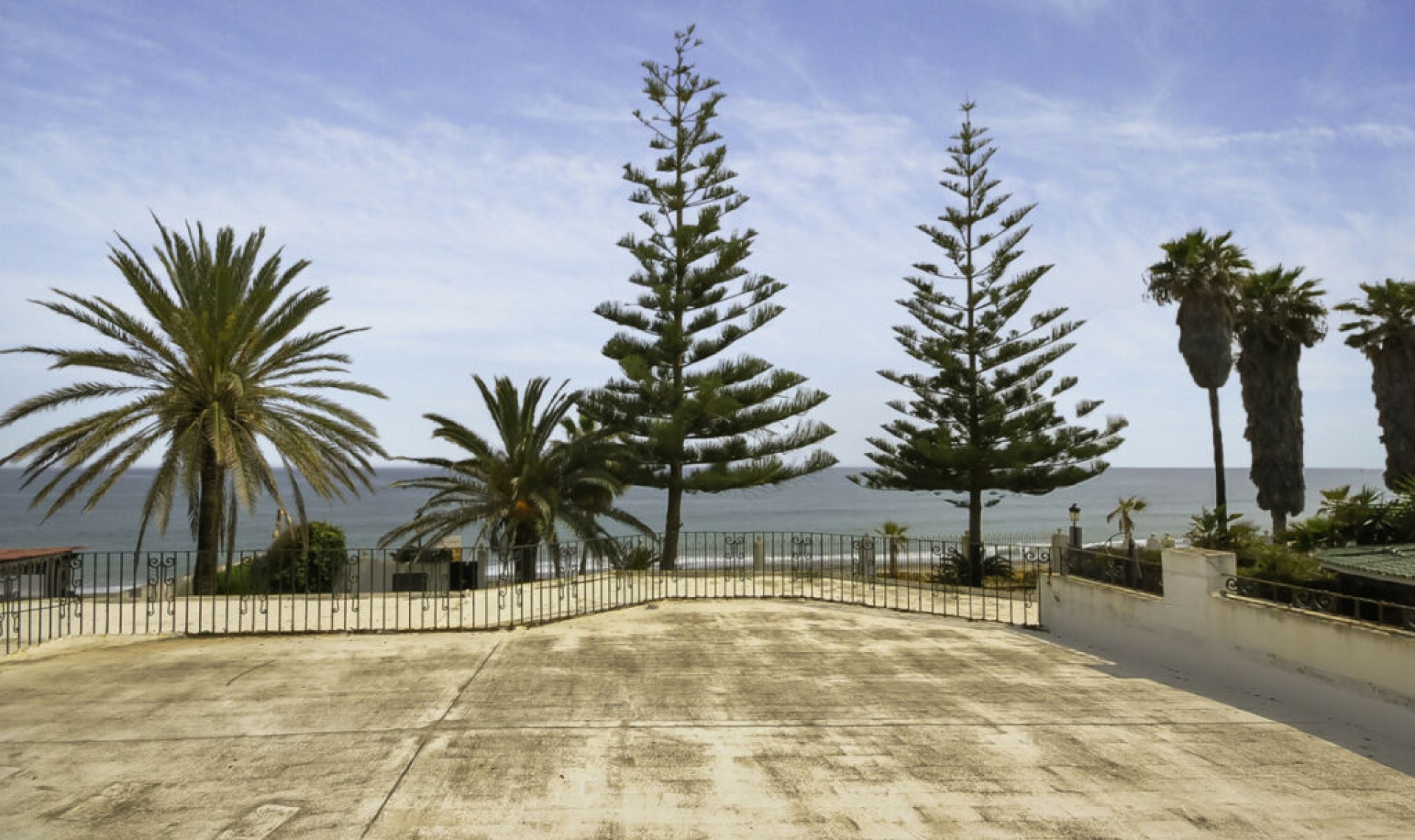 Resale - House -
The Golden Mile