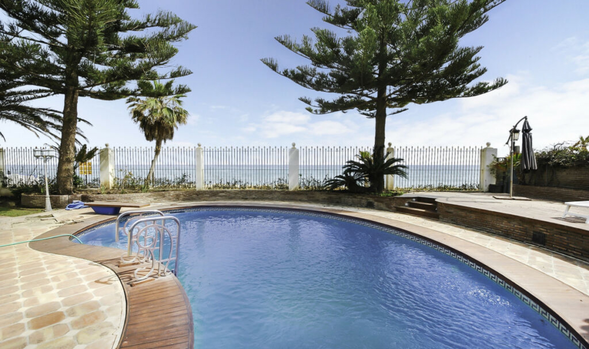 Resale - House -
The Golden Mile