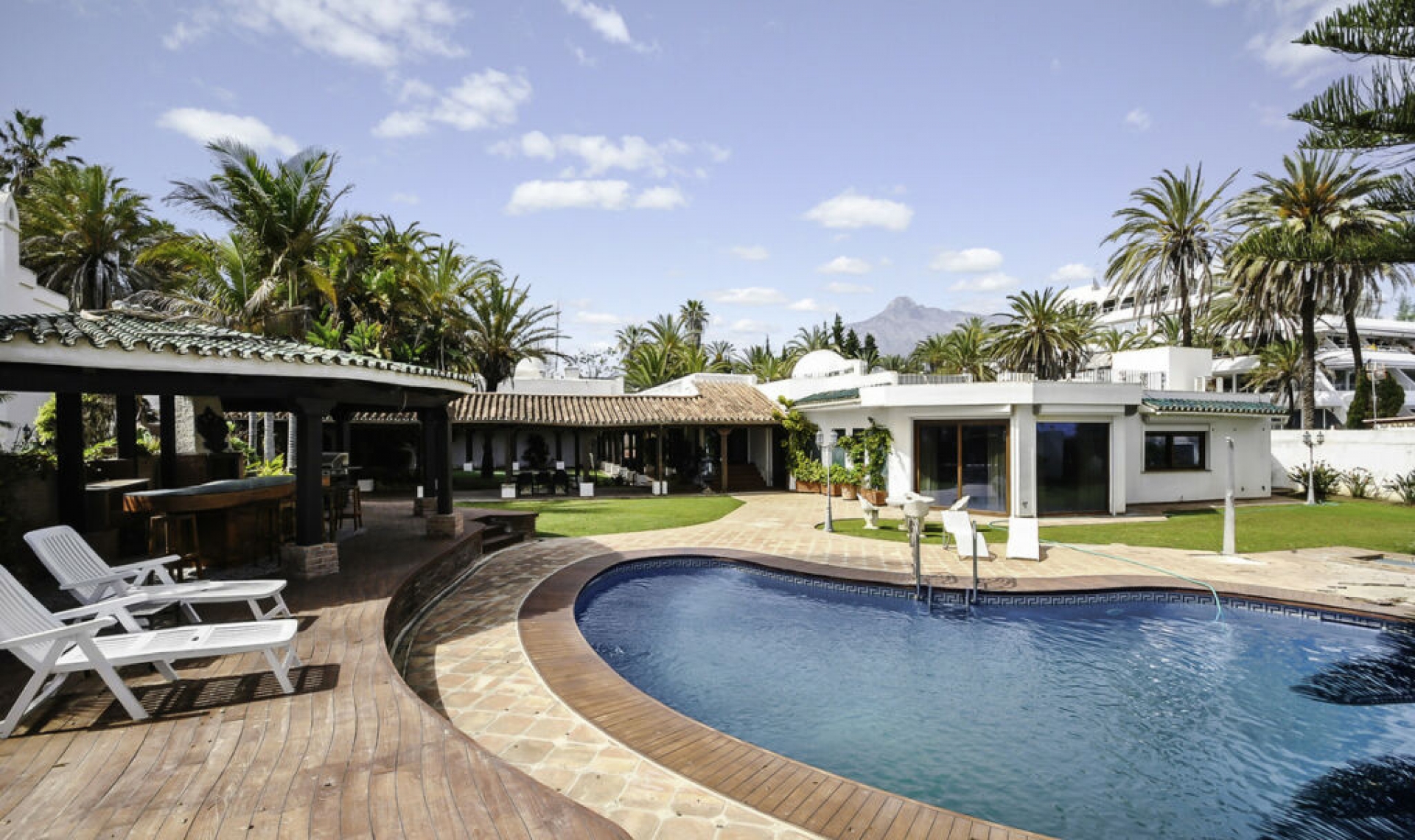 Resale - House -
The Golden Mile