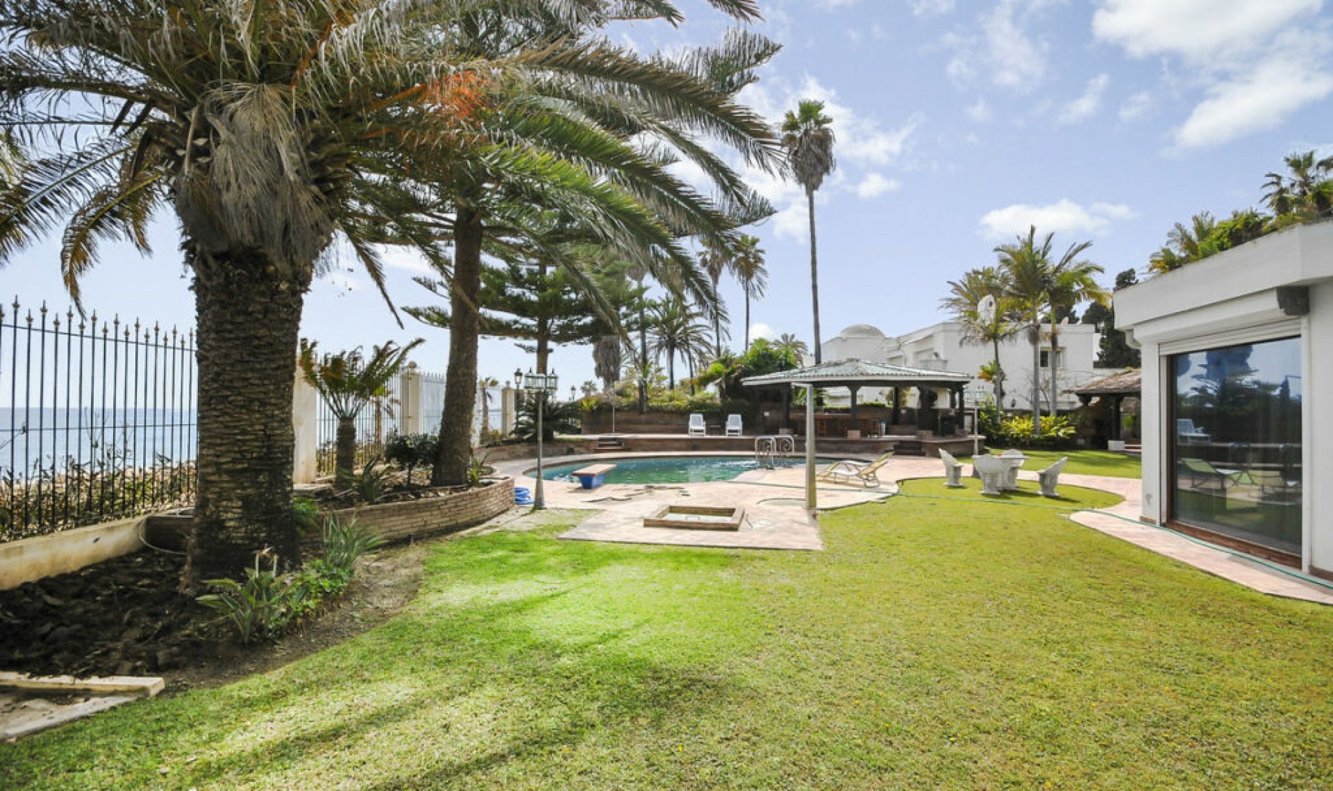 Resale - House -
The Golden Mile
