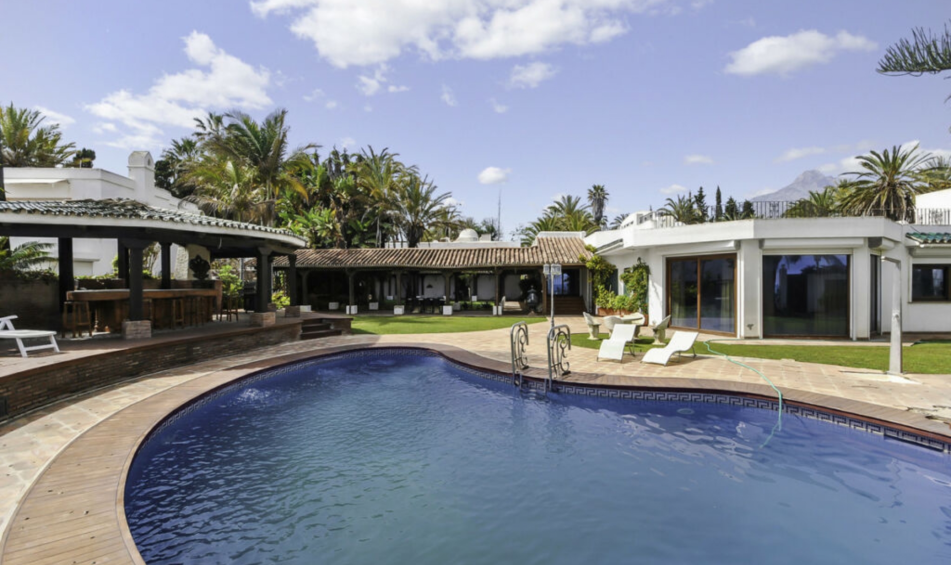 Resale - House -
The Golden Mile