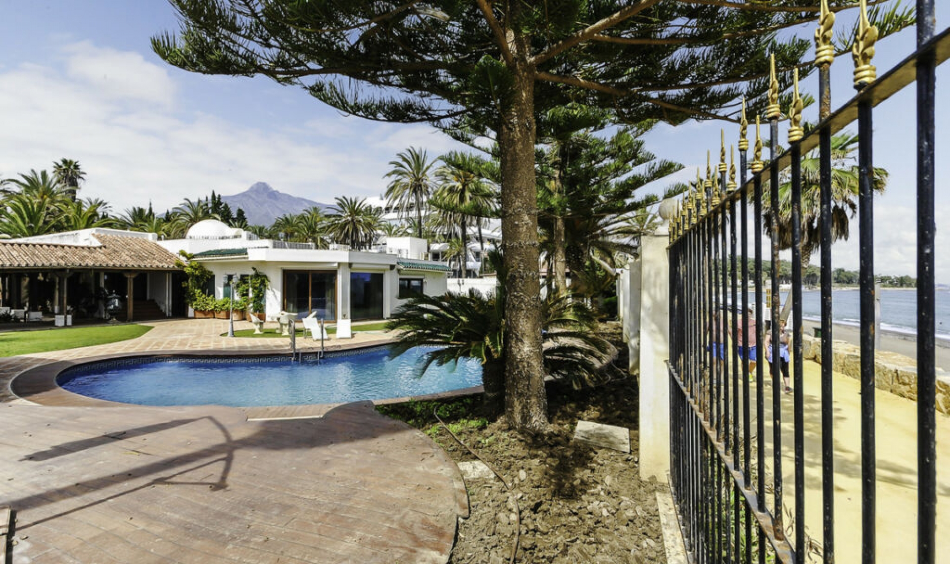 Resale - House -
The Golden Mile