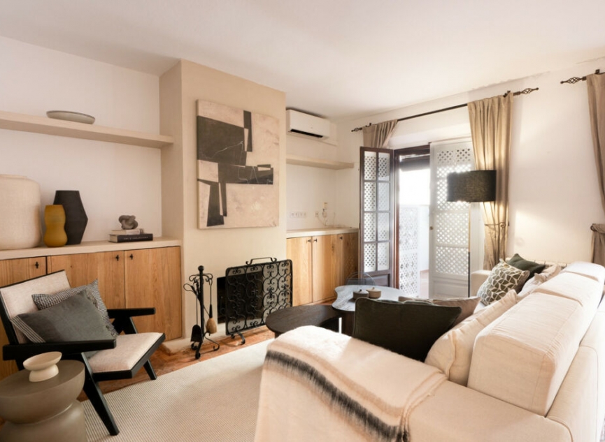 Resale - House -
The Golden Mile