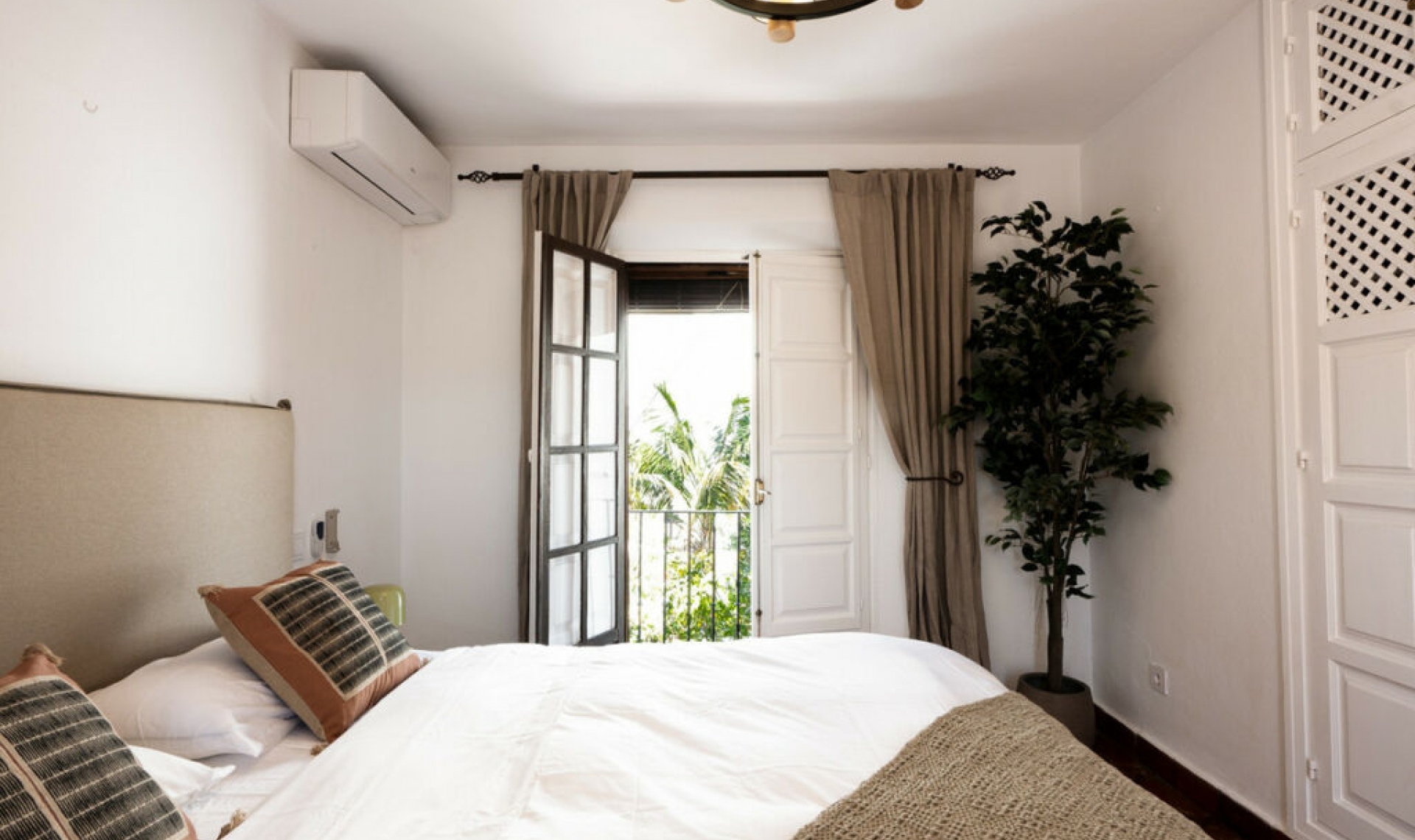 Resale - House -
The Golden Mile