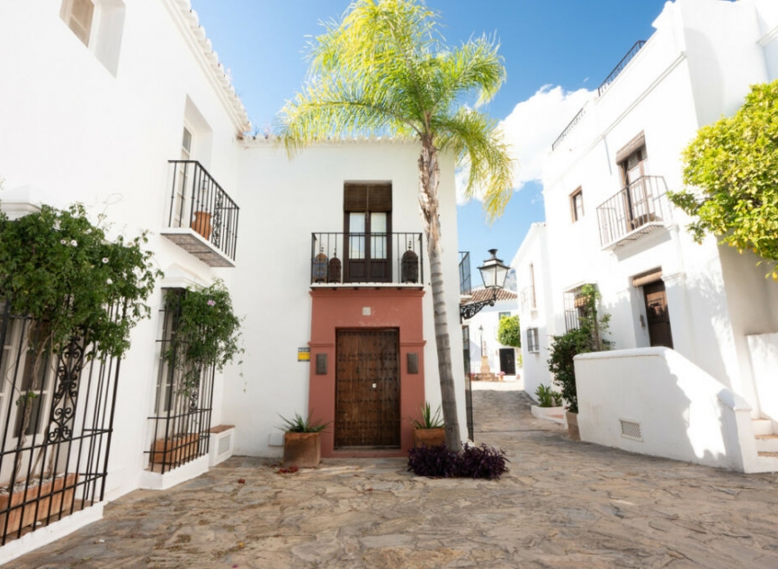 Resale - House -
The Golden Mile