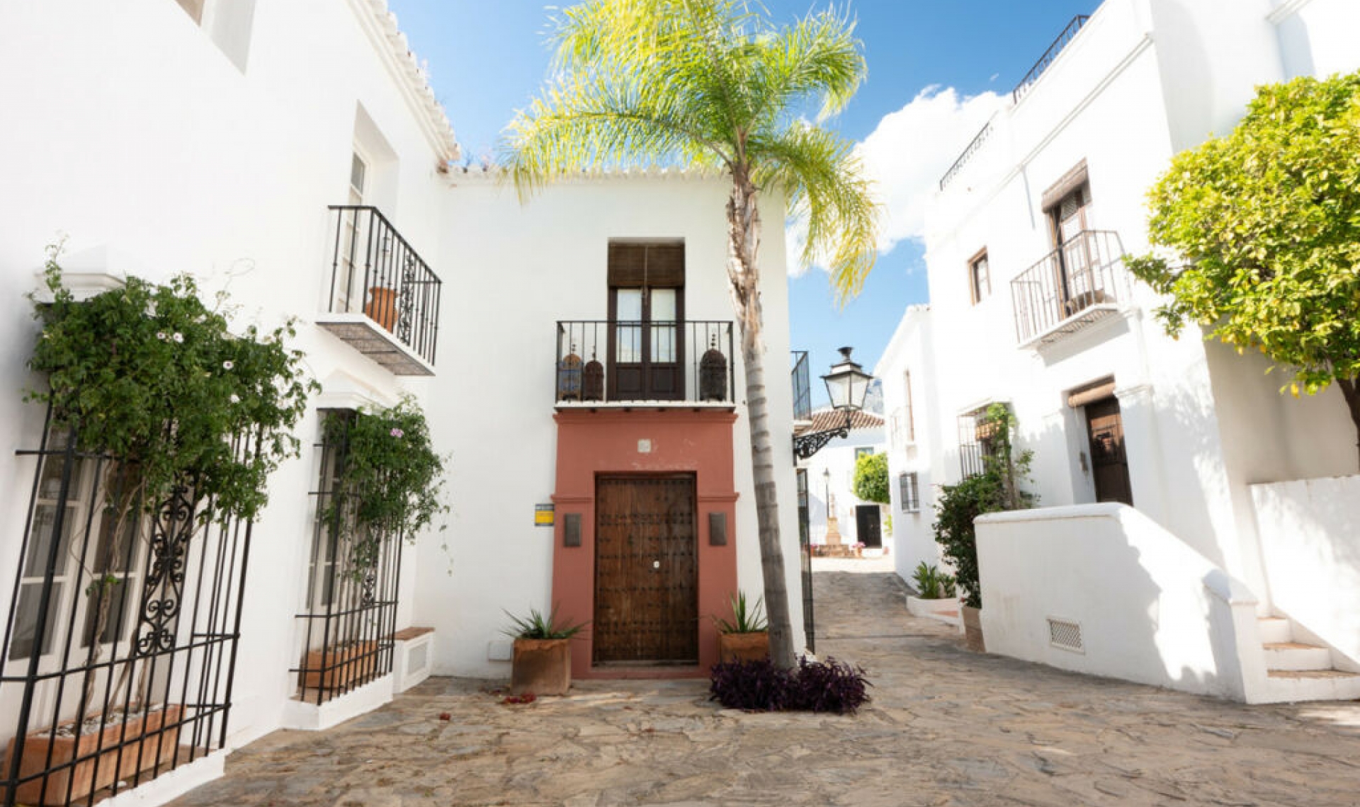Resale - House -
The Golden Mile