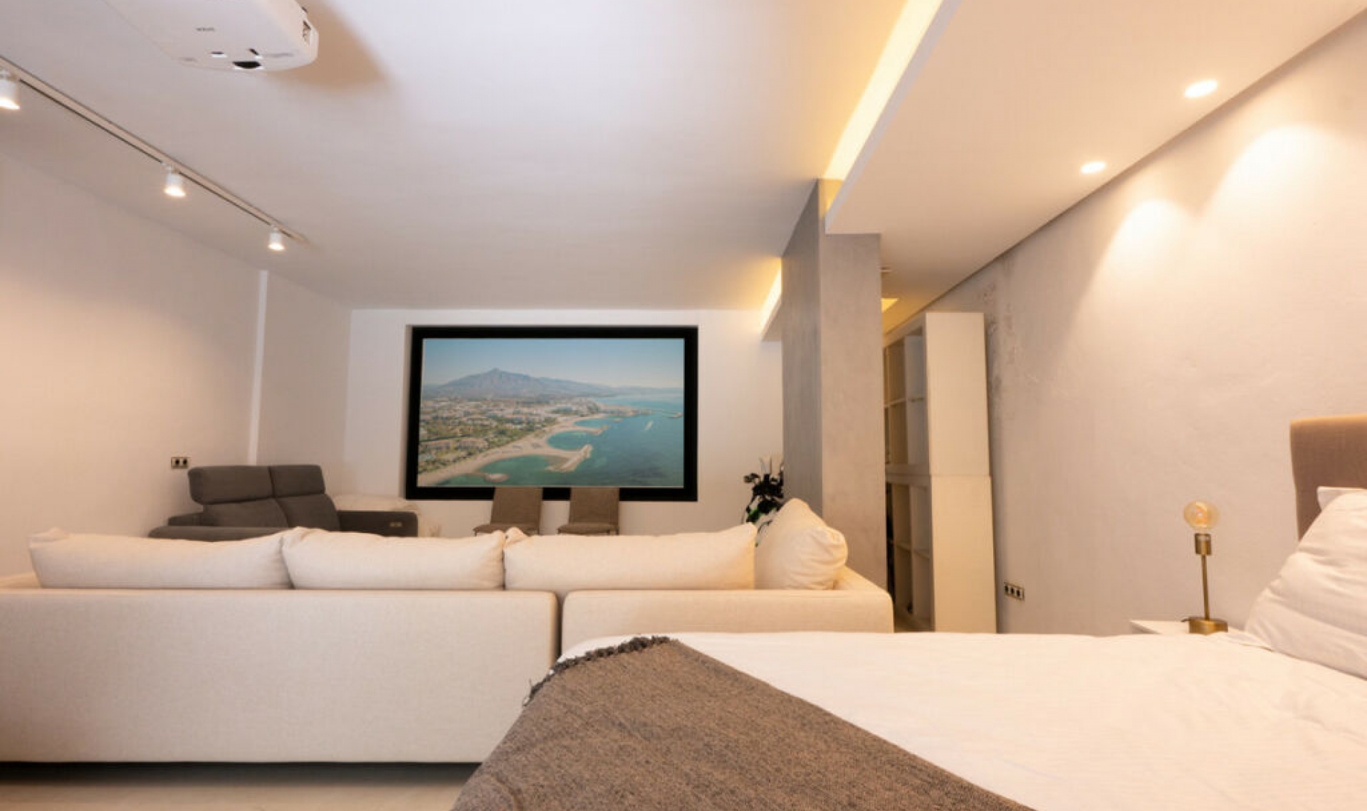 Resale - House -
The Golden Mile