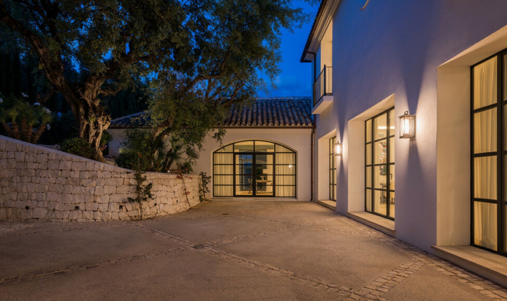 Resale - House -
The Golden Mile