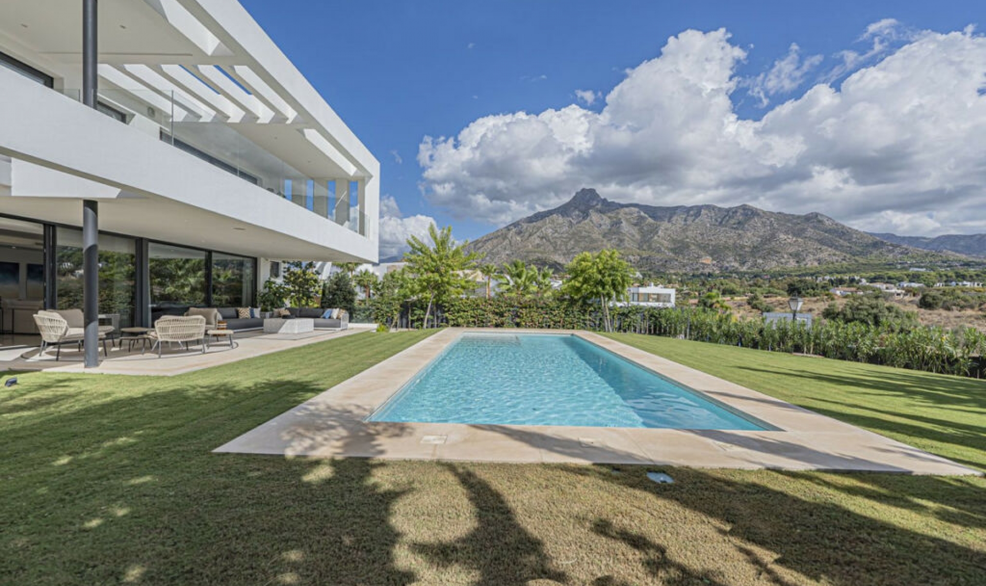 Resale - House -
The Golden Mile