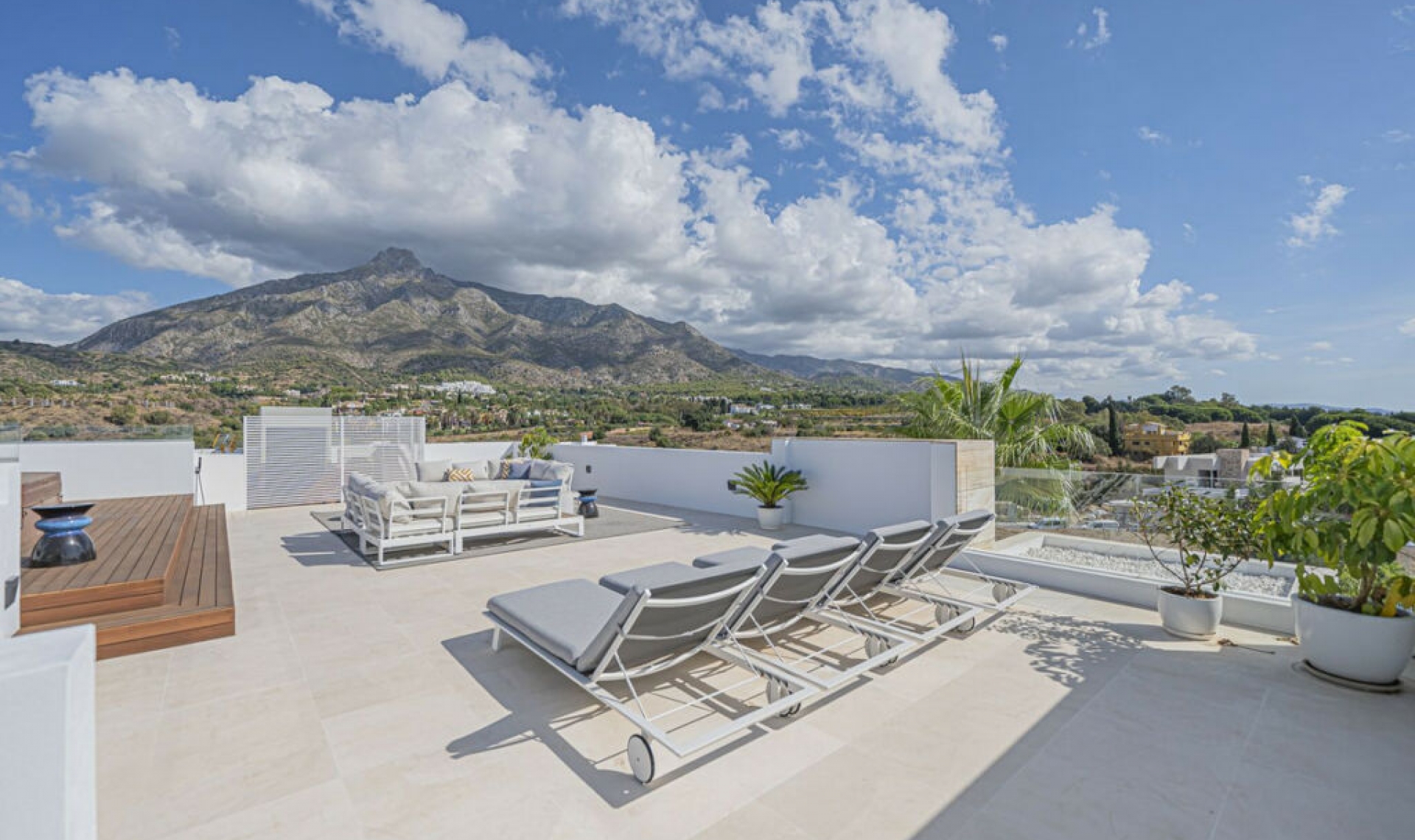 Resale - House -
The Golden Mile