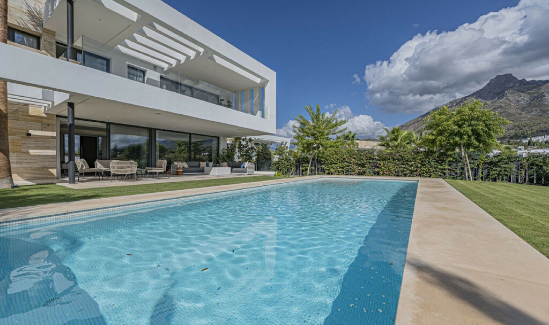 Resale - House -
The Golden Mile