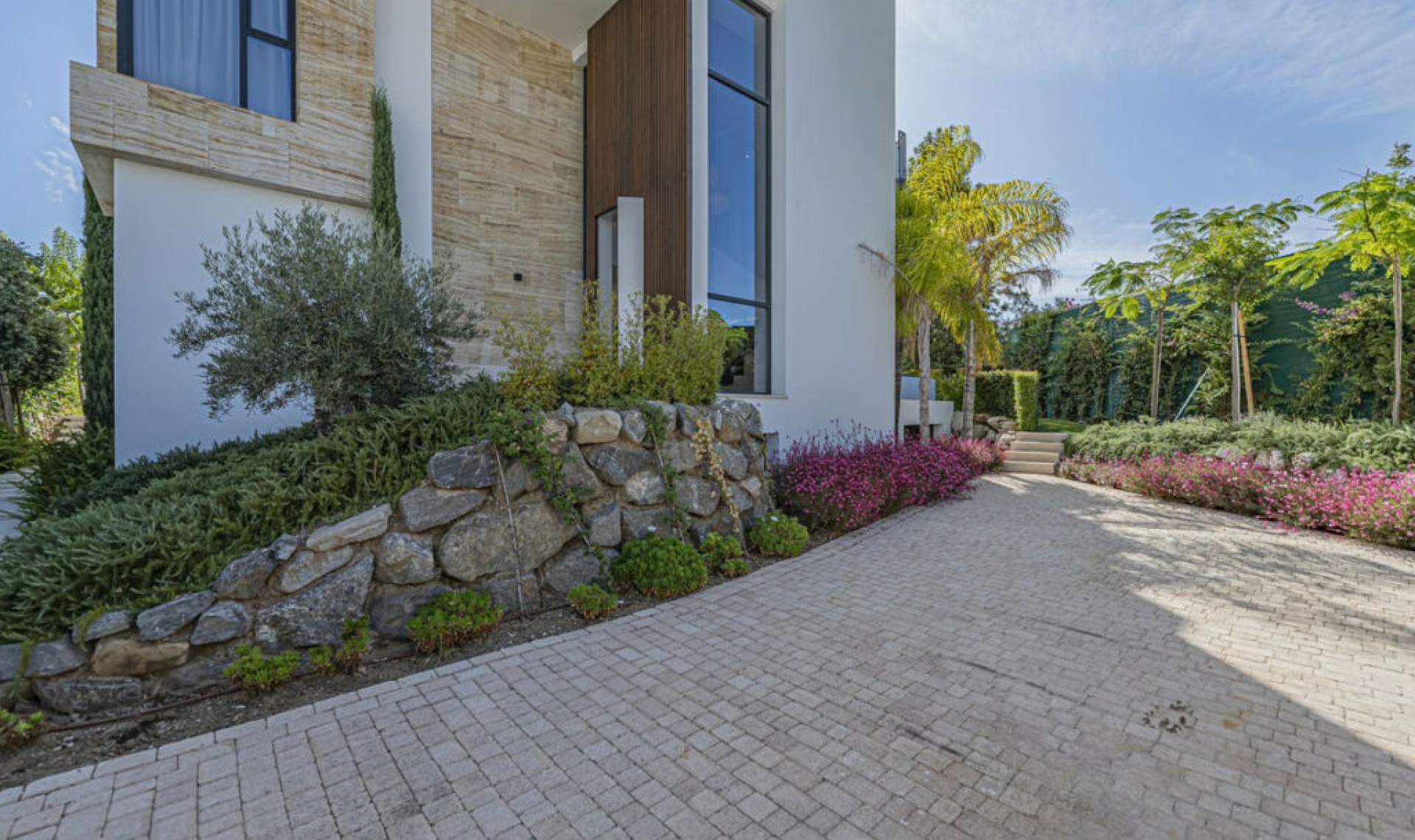 Resale - House -
The Golden Mile