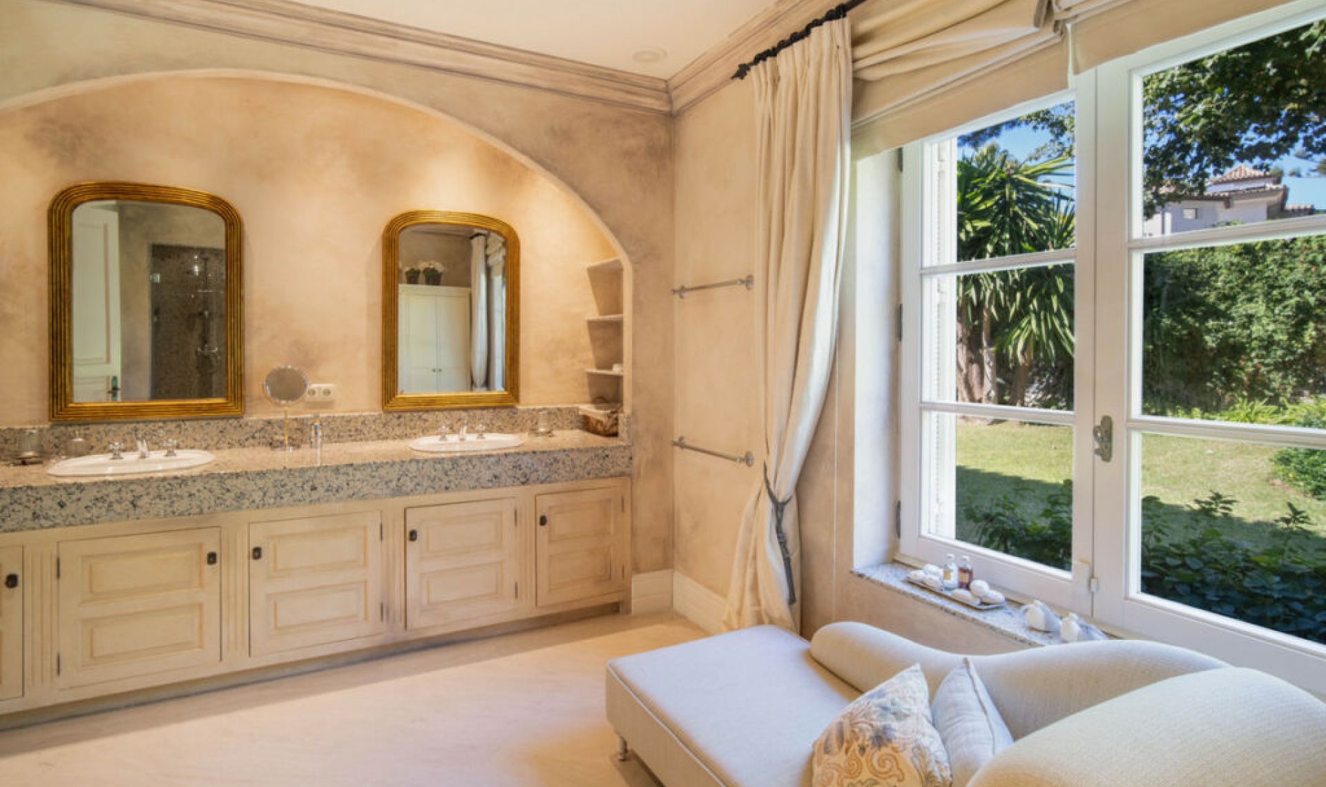 Resale - House -
The Golden Mile