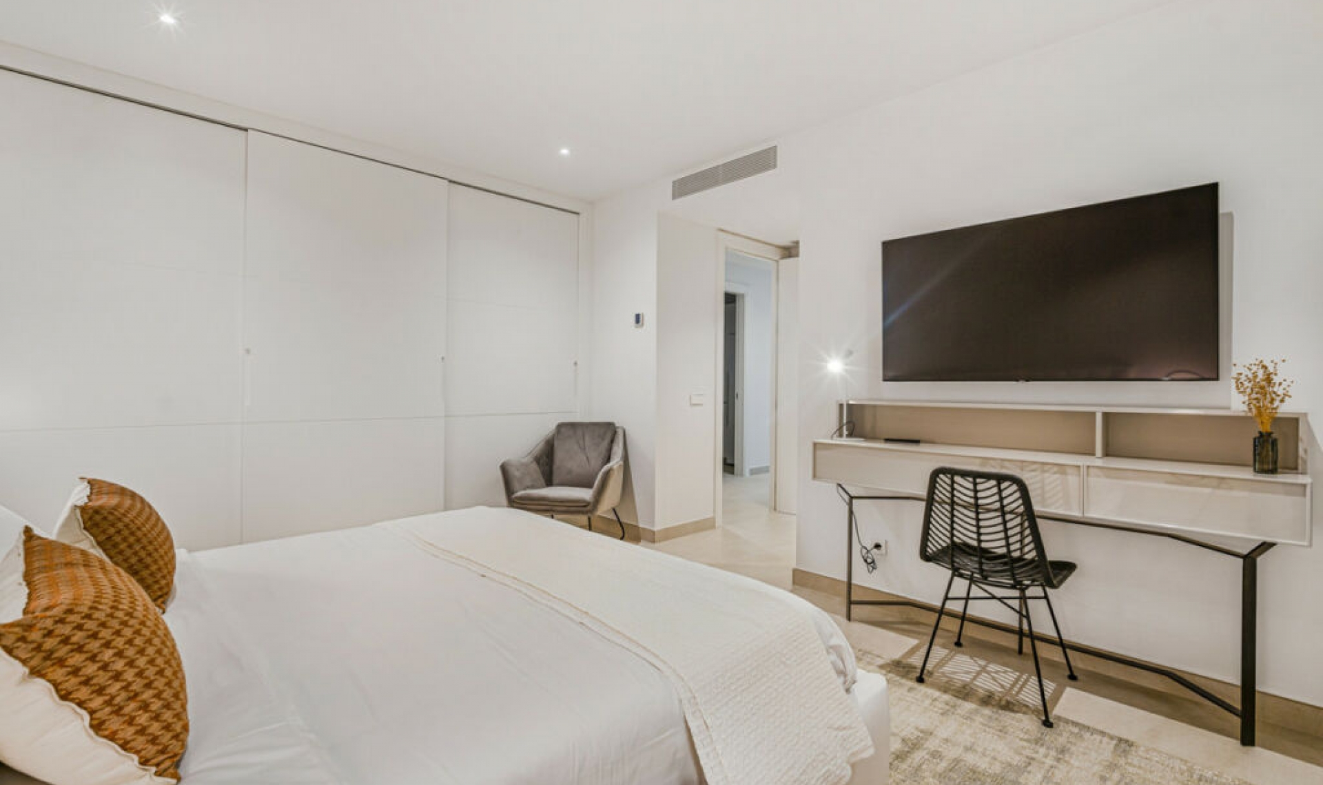 Resale - House -
The Golden Mile