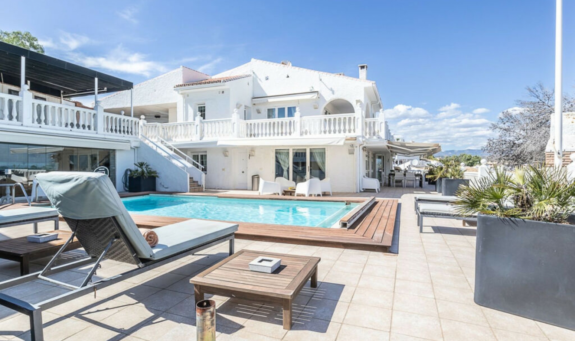 Resale - House -
Torrenueva