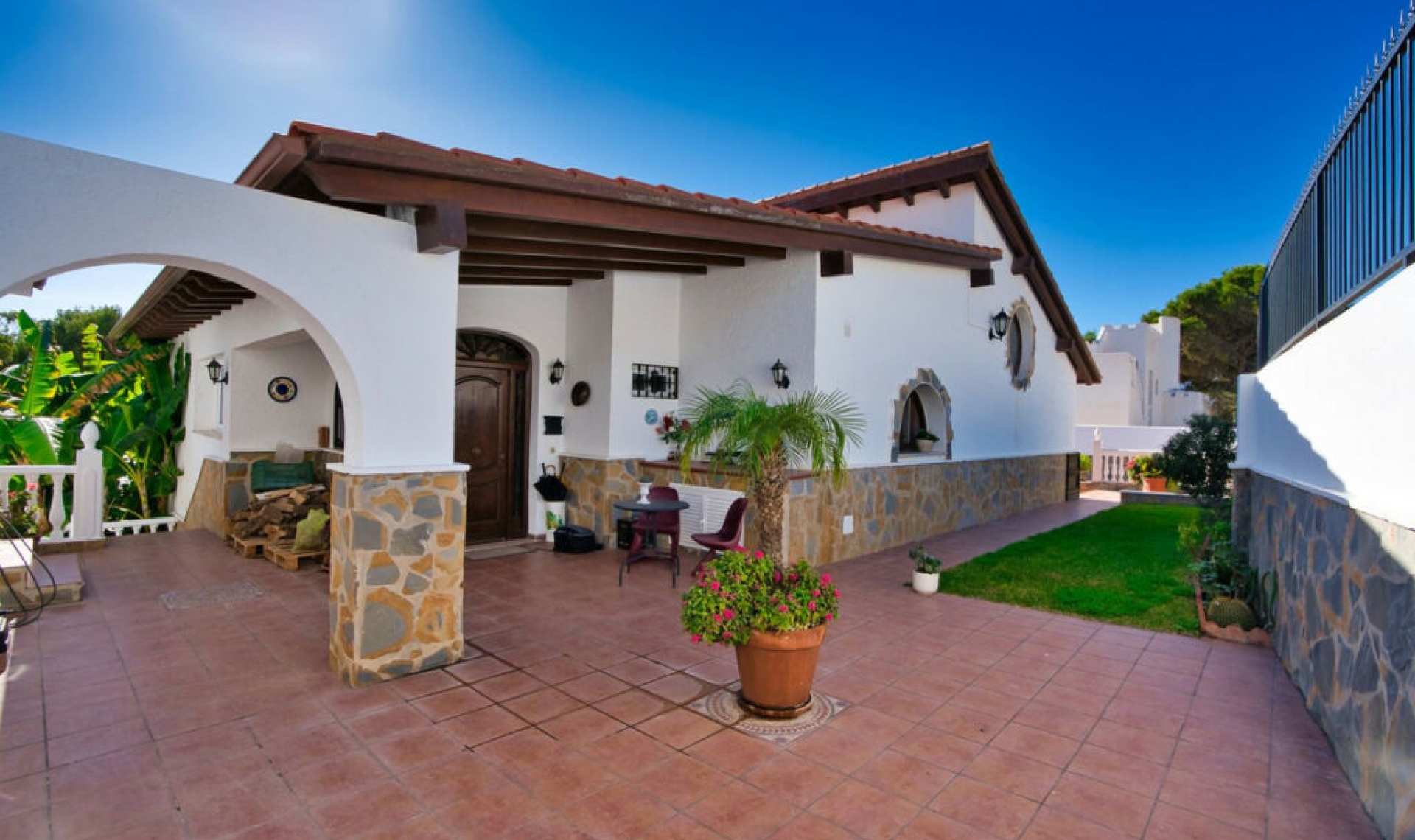 Resale - House -
Torrenueva